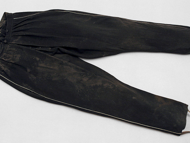 Die Besucher können entscheiden, ob die Hose ausgestellt wird. Foto: A. Pröhle, Braunschweigisches Landesmuseum
