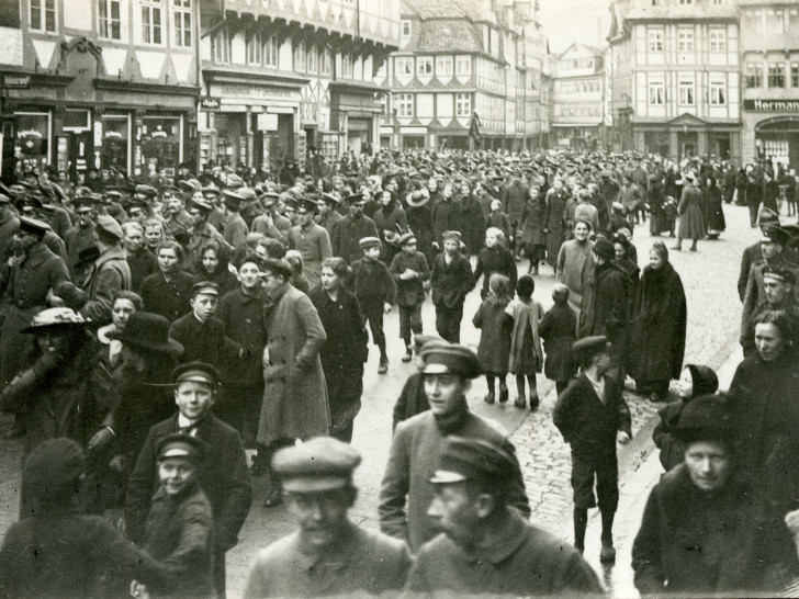 Demonstrationszug für die Republik auf der Langen Herzogstraße am 13. November 1918. Foto Museum Wolfenbüttel