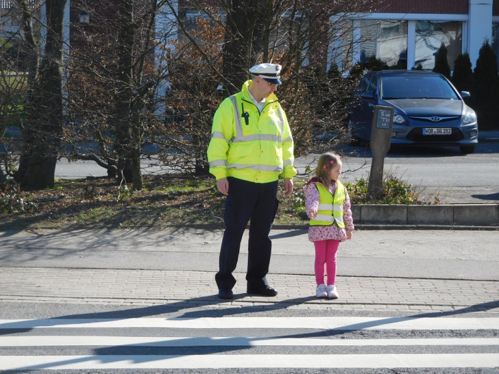 Jens Oertelt & die kleine Giulia am Zebrastreifen. Foto: Polizei