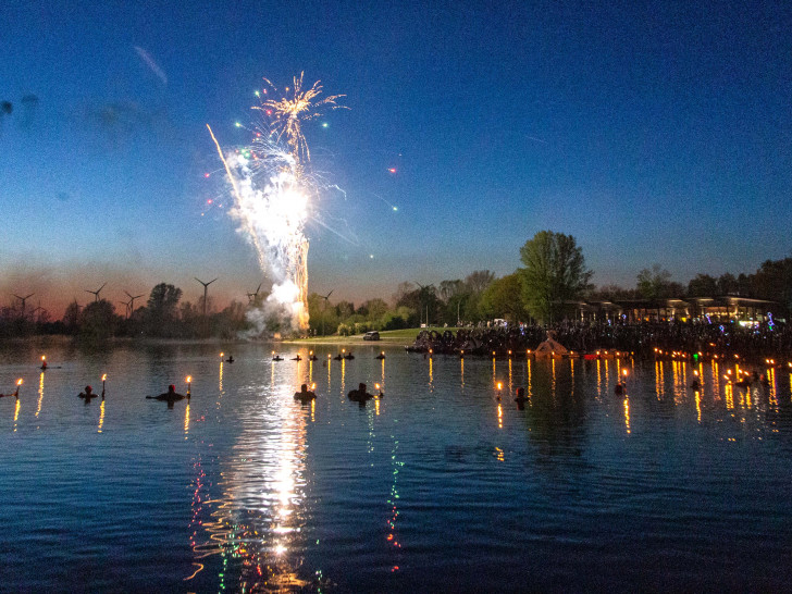 Fackeln auf dem See und ein Feuerwerk sorgten für eine tolle Stimmung. Fotos: Rudolf Karliczek