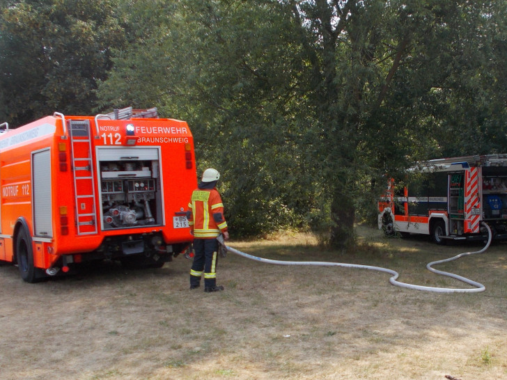 Die Einsatzkräfte bei den Löscharbeiten. Foto: Feuerwehr Braunschweig