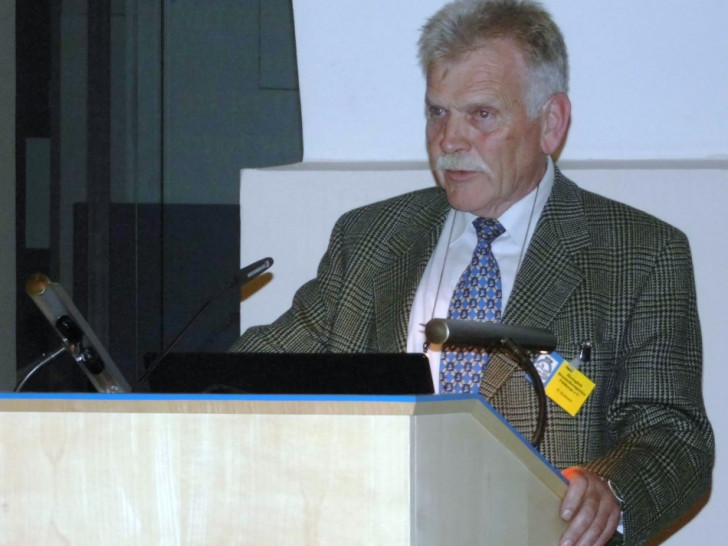 Hans Kolmsee bei seinem Vortrag zum "Schwarzen Herzog" im Landesmuseum. Foto: Privat