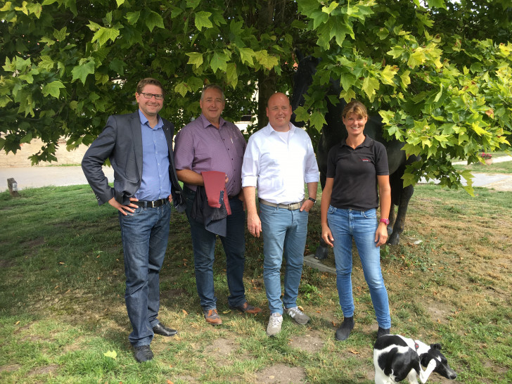 Zu Besuch auf dem Reitgut Lucklum unter Führung von Irina Streilinger (rechts) weiter von rechts nach links: MIT-Vorsitzender Holger Bormann, Landtagsabgeordneter Frank Oesterhelweg (CDU) und Sicktes CDU-Samtgemeindebürgermeisterkandidat Marco Kelb. Foto: MIT Wolfenbüttel