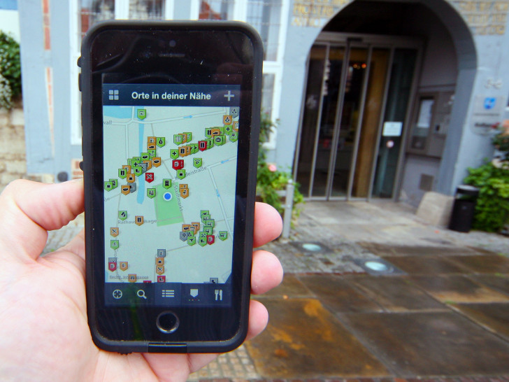 Wo ist Wolfenbüttel barrierefrei? In der Wheelmap-App kann dies auf dem Smartphone vor Ort markiert werden. Das Wolfenbütteler Rathaus hat eine grüne Markierung erhalten. Foto: Stadt Wolfenbüttel