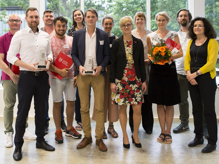 Die Gewinnerinnen und Gewinner der LehrLEO-Awards mit der Präsidentin der TU Braunschweig, Prof. Dr.-Ing. Anke Kaysser-Pyzalla (fünfte von rechts), der Vizepräsidentin für Lehre und Diversity, Prof. Dr. Simone Kauffeld (vierte von rechts) und der Niedersächsischen Ministerin für Wissenschaft und Kultur, Dr. Gabriele Heinen-Kljajić.(erste von rechts). Foto: teach4TU/Daniel Götjen