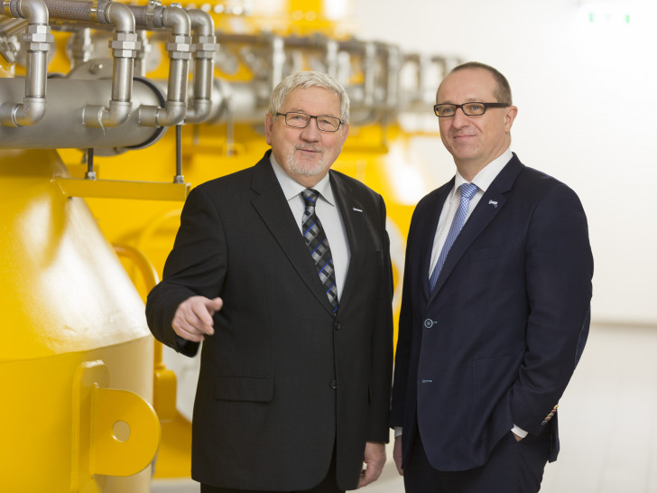  Engagieren sich mit der kommunalen Wasserwirtschaft für Mensch und Umwelt: Verbandsvorsteher Hans-Hermann Baas (l). und Geschäftsführer Olaf Schröder vom Wasserverband Peine. Angesichts des Weltwassertags am 22. März fordern sie mehr Unterstützung für den Ressourcenschutz und die kommunale Wasserwirtschaft von der Politik. Foto: Wasserverband Peine 