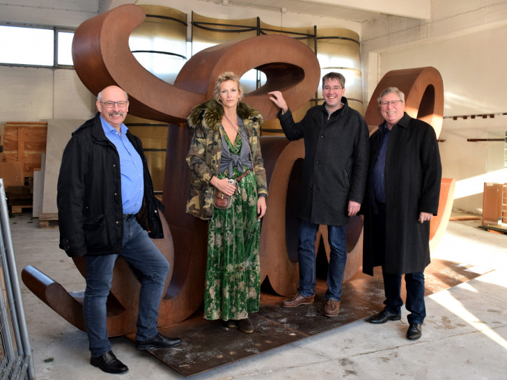 Kreishandwerksmeister Bernhard Olbrich (von links), Künstlerin Mia Florentine Weiss, Oberbürgermeister Dr. Oliver Junk und Erster Stadtrat Burkhard Siebert sind zuversichtlich, dass die Skulptur LOVE HATE in Goslar bleiben kann.
Foto: Stadt Goslar