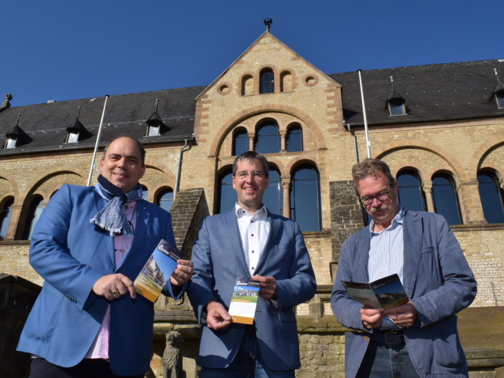 Mathias Derlin, Dr. Oliver Junk und Christoph Gutmann (von links) freuen sich über neue Flyer und auf Einheimische, die mit ihren auswärtigen Besuchern die Kaiserpfalz besichtigen. Foto: Stadt Goslar