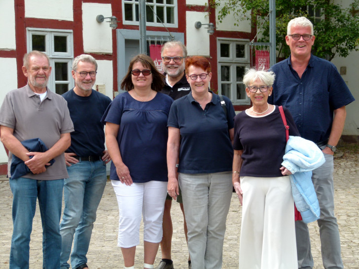 Die Mitglieder der SPD-Arbeitsgemeinschaft Kultur, Olde Dibbern, Willi Dörr, Iris Schubert, Frank Poerschke, Christa-Westphal-Schmidt, Doris Gebhardt und Ralf Krüger (von links) machten während ihrer „Sommer-KulTour" Stopp am Schloss Wolfsburg. Foto: Privat 