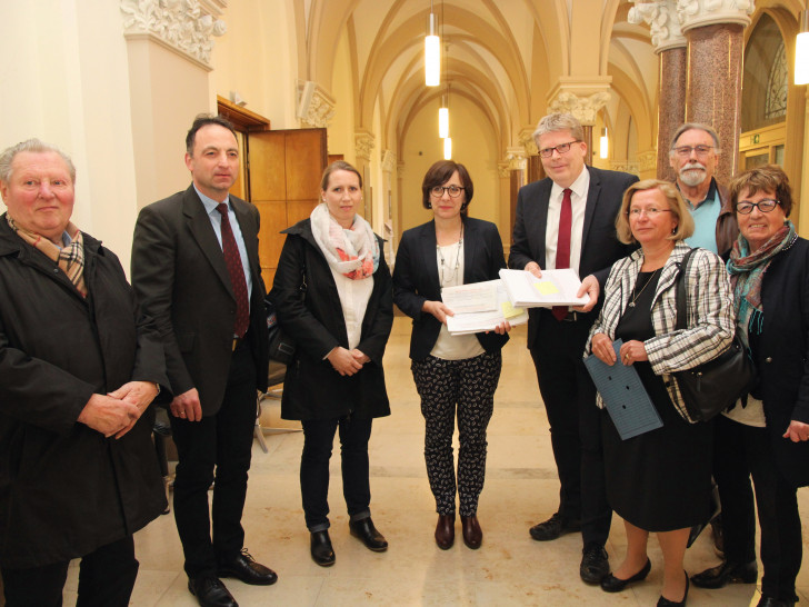 Sozialdezernentin Christine Arbogast und Stadtbaurat Heinz-Georg Leuer nahmen 1.368 Unterschriften für eine Seniorenwohneinrichtung in Wenden entgegen, die Heidemarie Mundlos mit mehreren Bürgern am Dienstag am Rande der Ratssitzung überreicht hat: (von links) Waldemar Gorklo, André Gorklo, Nicole Paetschke, Christine Arbogast, Heinz-Georg Leuer, Heidemarie Mundlos, Axel Friese, Gisela Gorklo. Foto: Siegfried Nickel