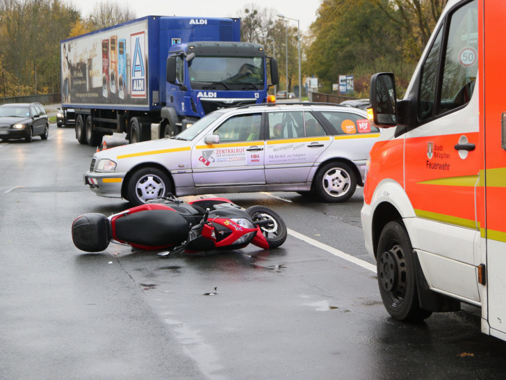 Durch die Kollision stürzte die Rollerfahrerin und landete auf der Straße. Fotos: Rudolf Karliczek