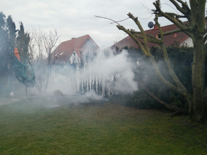 Die Feuerwehr musste ein Übergreifen des Brandes auf das Haus verhindern. Fotos: Feuerwehr Wolfenbüttel