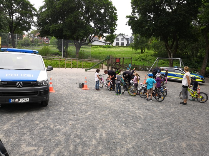 Fahrradkontrolle auf dem Schulhof der Grundschule Zellerfeld. Foto: Polizeiinspektion Goslar