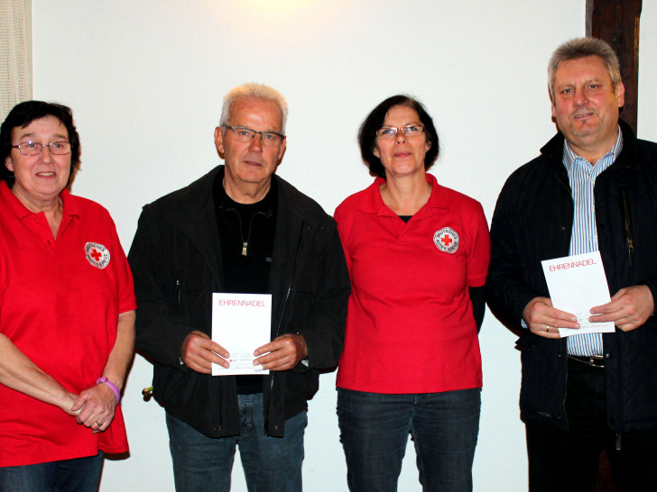 DRK-Ortsvereinsvorsitzende Petra Kausch (links) und 2. Vorsitzende Dorit Angerstein ehrten Hans-Dieter Witt und Peter Kausch (rechts). Foto: Bernd-Uwe Meyer