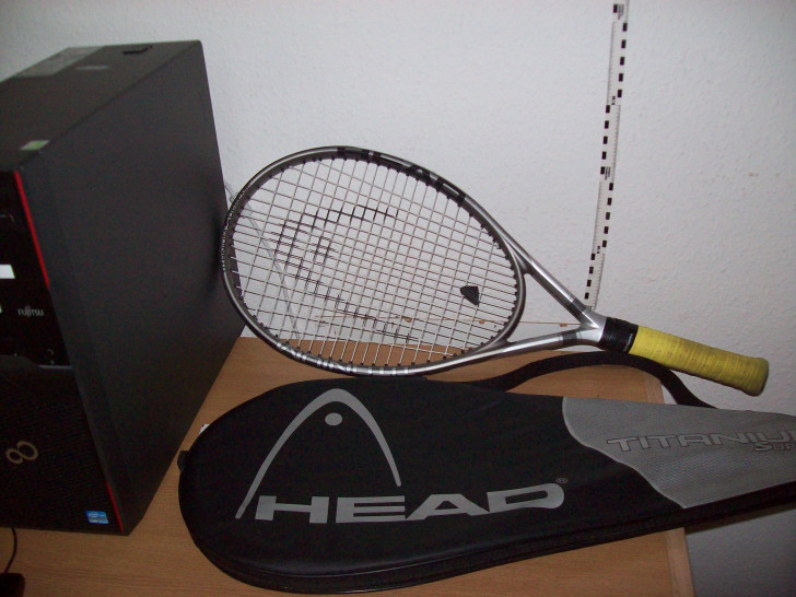 Ein Tennisschläger der Marke "Head". Foto: Polizei Langelsheim