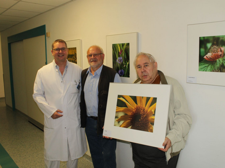 von links: Matthias Buhles (Chefarzt), Heinz Gutt (Fotograf),  Karl-Heinz Sommer (Fotoklub WF). Foto: Privat