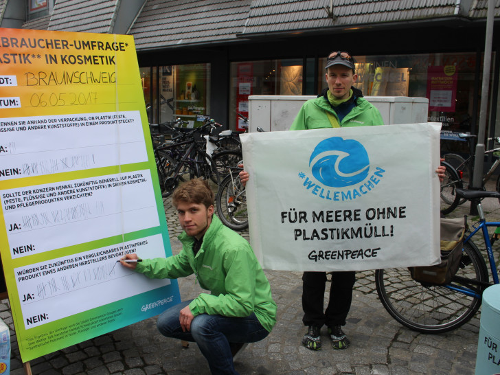 Am Greenpeace-Aktionsstand wurde unter anderem das Wissen über Plastik in Kosmetikprodukten erfragt. Fotos: Alexander Dontscheff