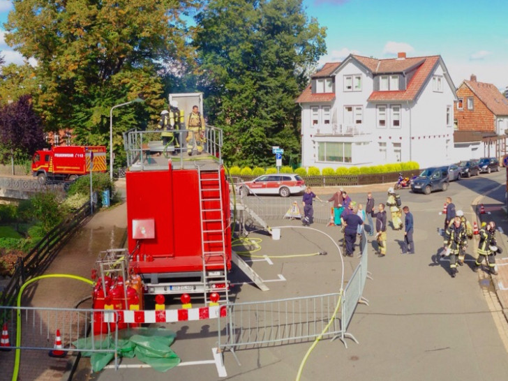 Unter realistischen Bedingungen übten die Atemschutzgeräteträger der Feuerwehr Bad Harzburg in einem Brandcontainer. Fotos: Karlstedt