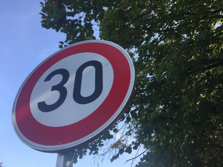 Die Geschwindigkeitsbegrenzung auf der Hugo-Luther-Straße wird von vielen nicht eingehalten. Symbolfoto: Archiv 