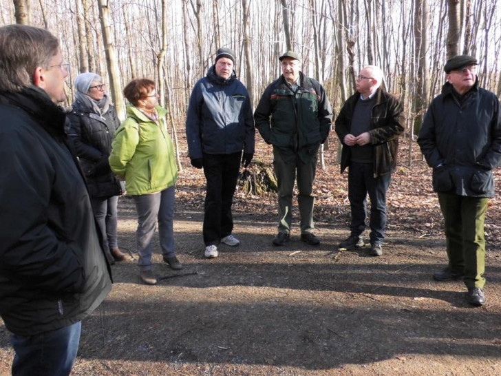Die kurzen Vorträge von Heinrich Clemens zur Forst- und Waldwirtschaft während der Wanderung waren sehr informativ. Foto: CDU