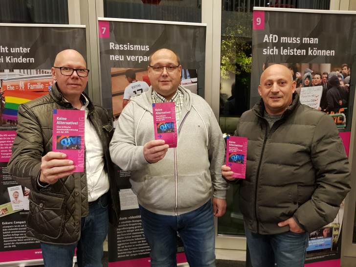 Wolfgang Kuznik (v.l.), Holger Koch und Giuseppe Gianchino von der Vertrauenskörperleitung der IG Metall bei Volkswagen im Werk Wolfsburg bei der Ausstellungseröffnung. Fotos: IG Metall Wolfsburg