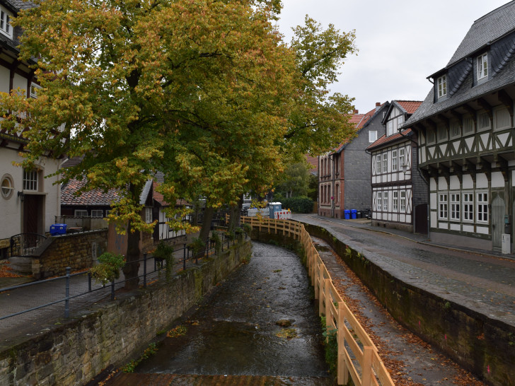 Foto (Stadt Goslar): Aktuell lässt die Stadt das Mühlengerenne entlang der Abzucht, das vom Hochwasser stark beschädigt wurde, neu bauen.