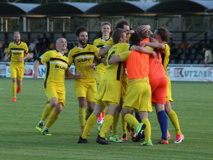 MTV Gifhorn bejubelt mit Matchwinner Tobias Krull den Einzug in die 2. Runde des Niedersachsen Pokals. Foto: Fabian Rampas