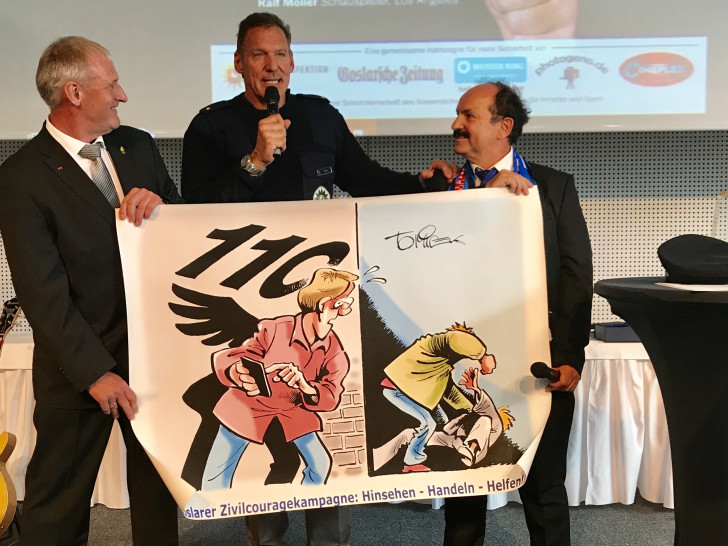 Martin Schilff (li.) und Günter Koschig (re.) übergaben den GZK-Cartoon. Fotos: Sia Koschig, Weißer Ring