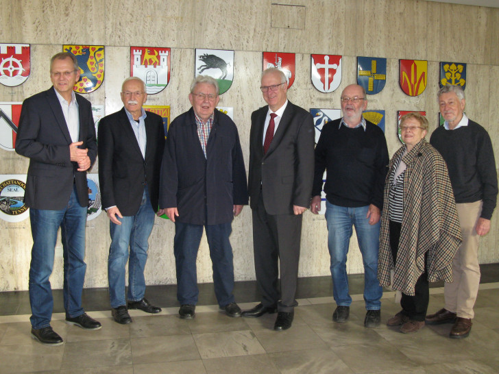 Erster Stadtrat Werner Borcherding (4. v. li.) würdigt Horst Seeler (3. v. li.) für 25 Jahre Schleiereulenbeauftragter. Foto: Stadt Wolfsburg