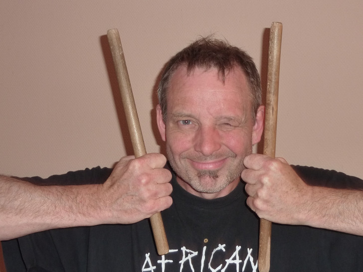 Bernd Lange gibt Unterricht im Trommlen. Foto: Privat