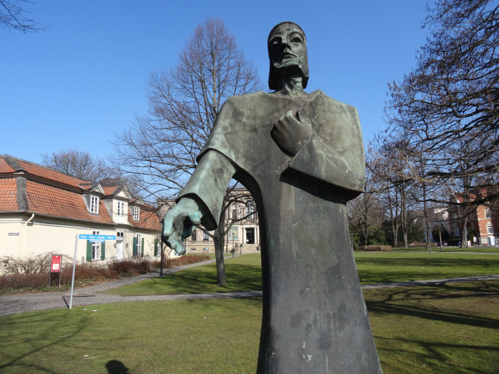 Beim Nathan-Denkmal beginnt die Tour am Freitag um 15 Uhr. Fotos: AG Altstadt Wolfenbüttel