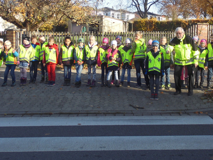 Die Schulklasse bei der Übung am Fußgängerüberweg mit Klaus Seiffert von der Verkehrswacht. Foto: Verkehrswacht Wolfsburg