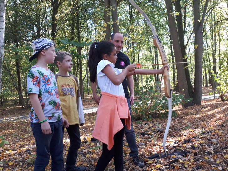 Das Herbstferienprogramm auf dem Bauspielplatz beinhaltete viele spannende Aktivitäten. Foto: Stadt Wolfsburg
