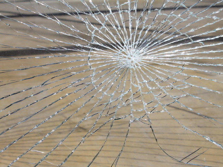 Die Einrebcher schlugen die äußere Glasscheibe der Eingangsschiebetür ein. Symbolfoto: Pixabay