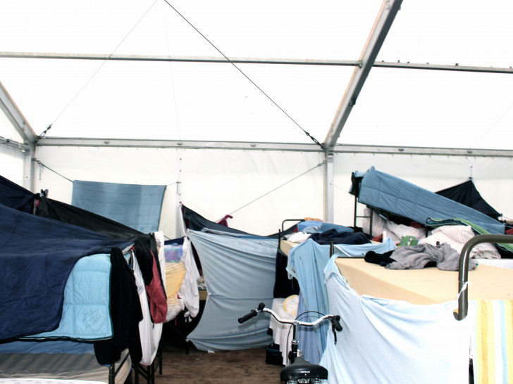Die Flüchtlinge sind in den Zelten auf engstem Raum untergebracht. Foto: Sina Rühland