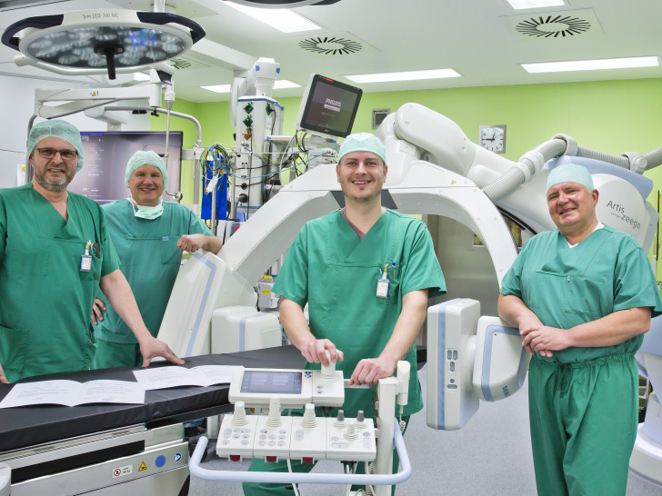 Markus Trezeciak (links) und Michael Steiner (Mitte) verfügen über eine Zusatzqualifikation als Hybrid-OP-Techniker. Pflegedirektor Ulrich Heller (2. v. l.) und PD Dr. Wolfgang Harringer, Chefarzt der Klinik für Herz-, Thorax- und Gefäßchirurgie (rechts), freuen sich über die zusätzlichen Kompetenzen ihrer erfahrenen Mitarbeiter.
Foto: Klinikum Braunschweig / Jörg Scheibe