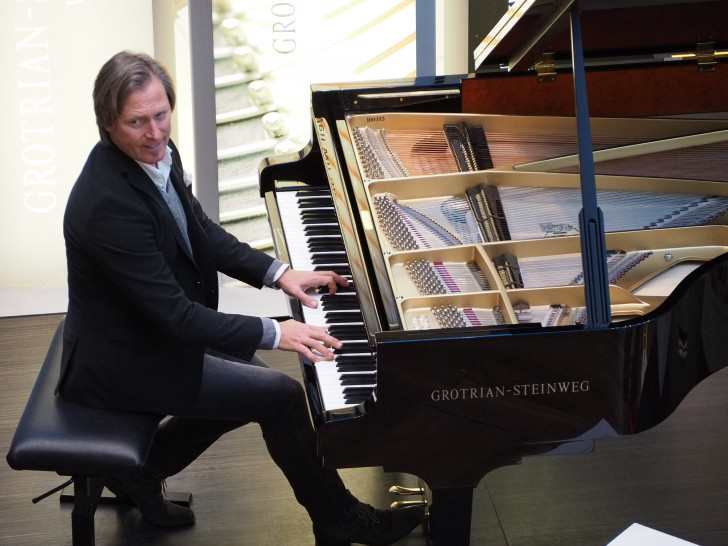 Der Komponist Gero Wolter spielt in der Magni Kirche. Foto: Jürgen Gries 