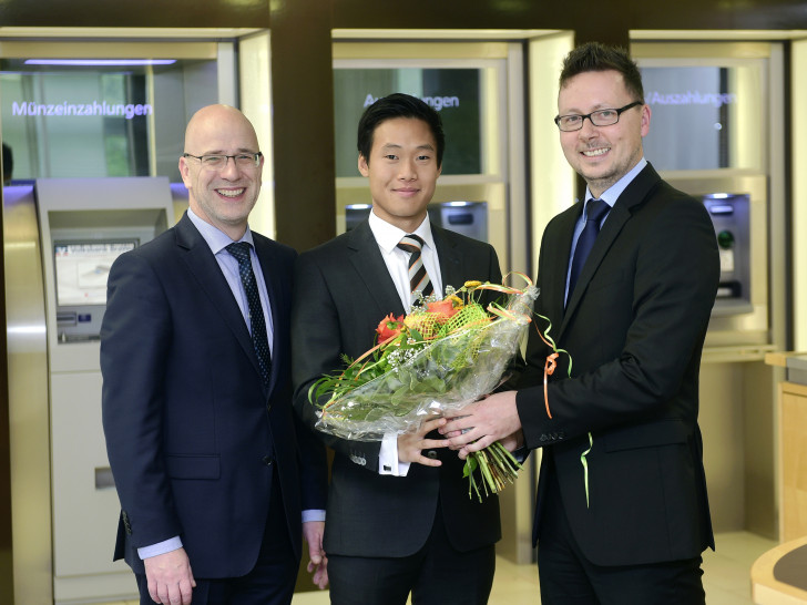 Stefan Honrath und Marcel Lang freuen sich auf eine gute Zusammenarbeit mit Quoc-Duc Pham. Foto: Volksbank BraWo