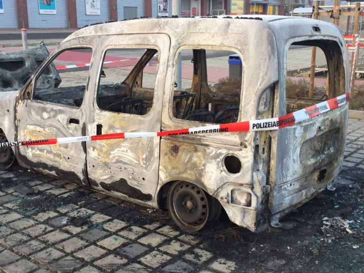 Ein auf dem Famila-Parkplatz abgestellter Renault Kangoo ist vollständig abgebrannt. Foto: Sandra Zecchino