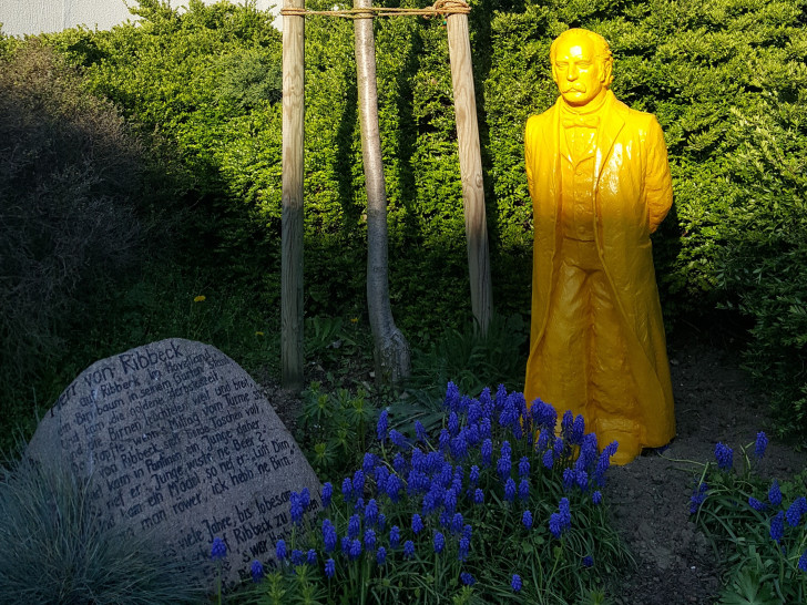 Theodor Fontane hat seinen Platz unter einem Birnenbaum erhalten. Foto: Jürgen Selke-Witzel