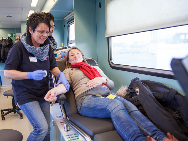 Blut Spenden im Blutspende-Mobil. Foto: Alec Pein