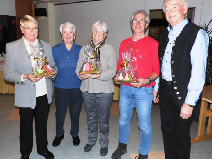 Erna Winkler (2. v. l.) und Wolfgang Voigt (r.) vom WSV bedanken sich bei drei Übungsleitern (v. l.): Erika Kahle, Ingrid Seiler und Jürgen Basler mit einem Präsent für ihre Tätigkeit in der Gymnastiksparte. Foto: Privat