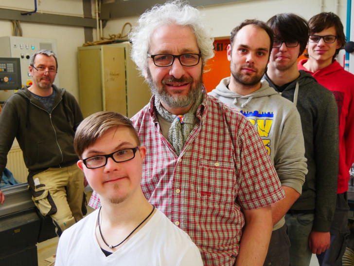 „Wir lernen eine Menge und haben dazu gemeinsam viel Spaß“, bilanziert Finn Erik Slanina (vorne) stellvertretend für einige Teilnehmer des Berufsbildungsbereichs Lebenshilfe Braunschweig, die nun in der Johannes-Selenka-Schule weitere Fachkenntnisse aus dem Tischlerhandwerk erhalten. Foto Frank Rogalski | Lebenshilfe Braunschweig