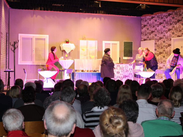Das Altstadttheater zeigt in diesem Jahr die Komödie "Kaviar trifft Currywurst". Fotos: Anke Donner