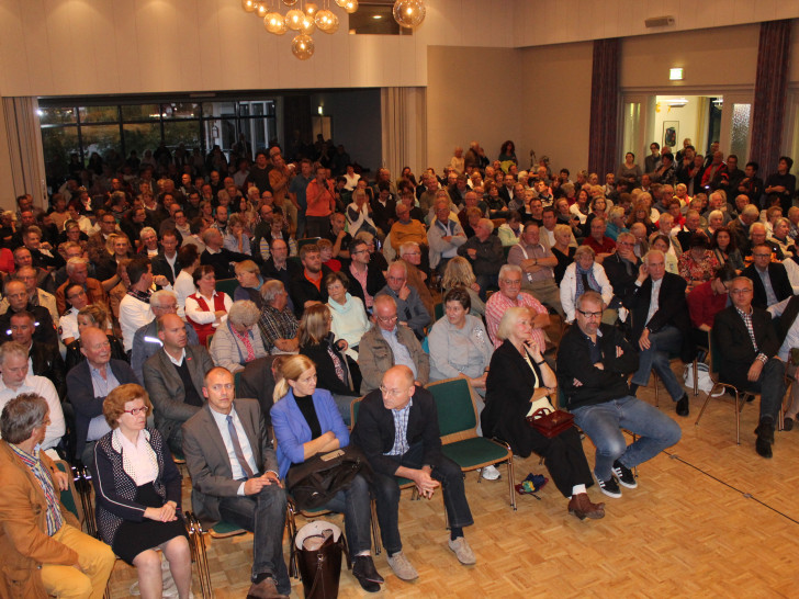 Am Donnerstagabend fand in Hahenklee eine Bürgerversammlung statt, bei der über die geplante Flüchtlingsunterkunft im Ort informiert wurde. Fotos: Anke Donner 