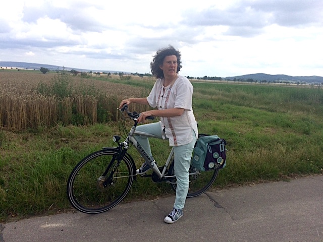 Ghalia El Boustami mit dem Fahrrad auf dem Weg nach Apelnstedt. Foto: Bündnis 90/Die Grünen