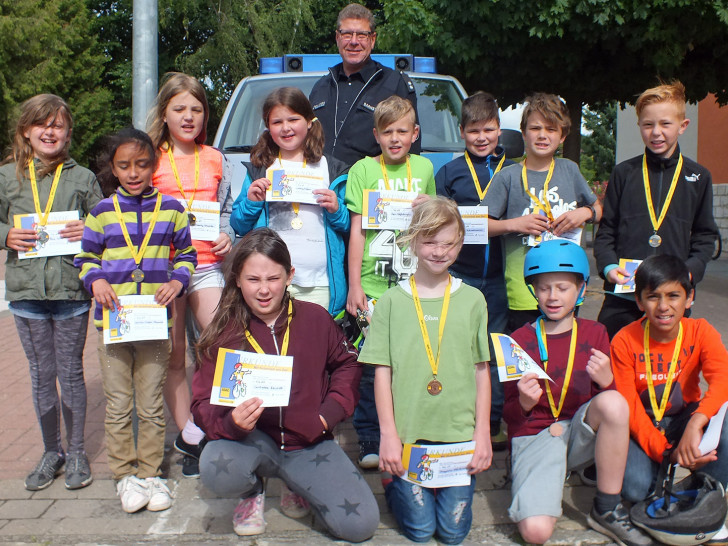 Sieger des ADAC-Fahrrad-Turniers der Grundschule Offleben. Fotos: Achim Klaffehn