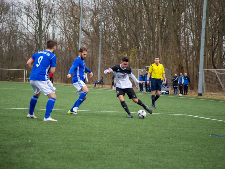 Ölpers Berkan Alim im Duell mit Maximilian Roth (links) und Ansgar Job (Mitte). Foto: Martin Wogan