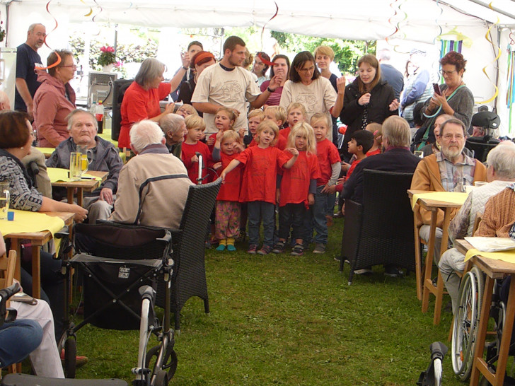 Höhepunkt im Laufe des Nachmittags war der Gesangsauftritt der Waldkindergartenkinder mit ihren Erzieherinnen. Foto: Seniorenbetreuung Schloß Schliestedt