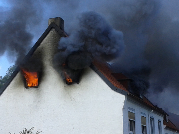 Schwarzer Rauch über Salzgitter. Ein Wohnungsbrand sorgte für einen Einsatz der Feuerwehren. Fotos: Rudolf Karliczek